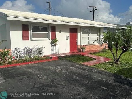 Single family (2/1) in lake community. Updated bathroom and - Beach Home for sale in Tamarac, Florida on Beachhouse.com