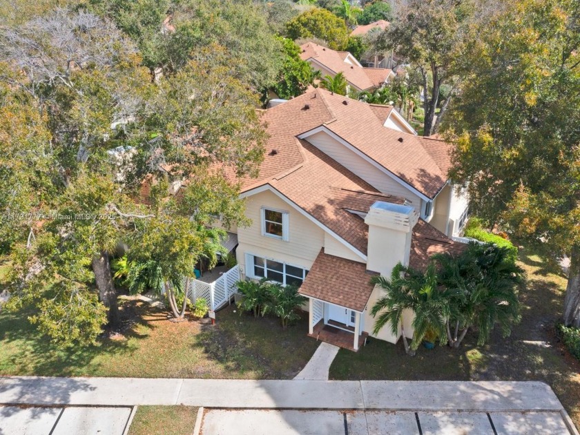 This impeccably maintained 3 bedroom townhome is turn-key and - Beach Townhome/Townhouse for sale in Lake Clarke Shores, Florida on Beachhouse.com