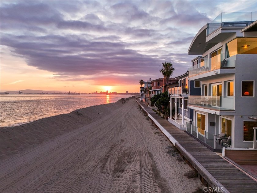 Located on the prestigious Long Beach Peninsula, one of the few - Beach Home for sale in Long Beach, California on Beachhouse.com