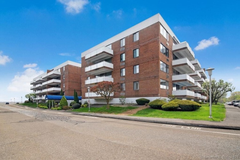 Move in condition! Spacious ranch style condo with large balcony - Beach Condo for sale in Stratford, Connecticut on Beachhouse.com