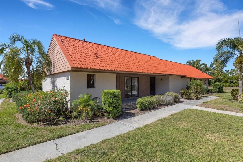 Welcome to Sunrise Golf Club! This attractive 2-bedroom, 2-bath - Beach Condo for sale in Sarasota, Florida on Beachhouse.com