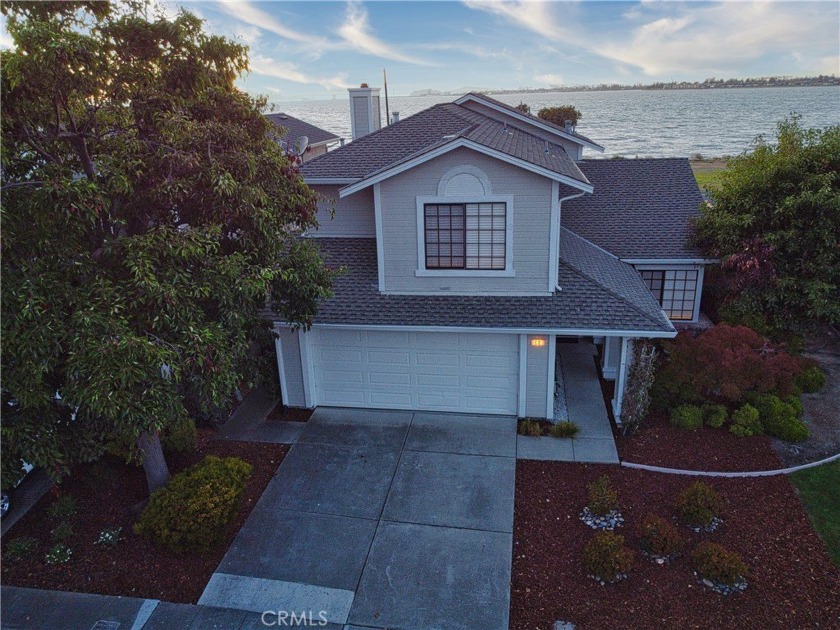 Beautiful two-story home features 3 bedrooms and 2.5 bathrooms - Beach Home for sale in Alameda, California on Beachhouse.com