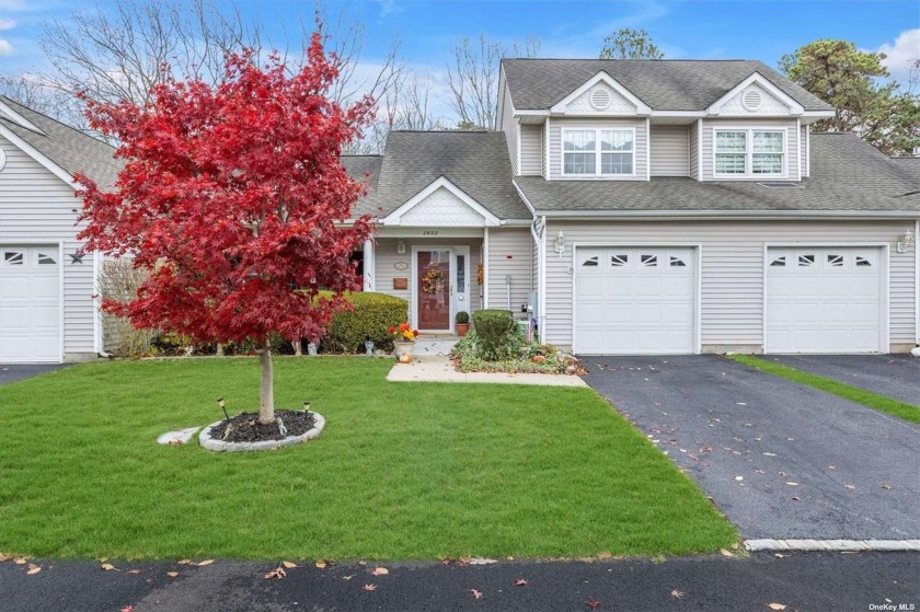 Immaculate 2 bedroom 2 1/2 bath home in Sunken Ponds 55 and - Beach Townhome/Townhouse for sale in Riverhead, New York on Beachhouse.com