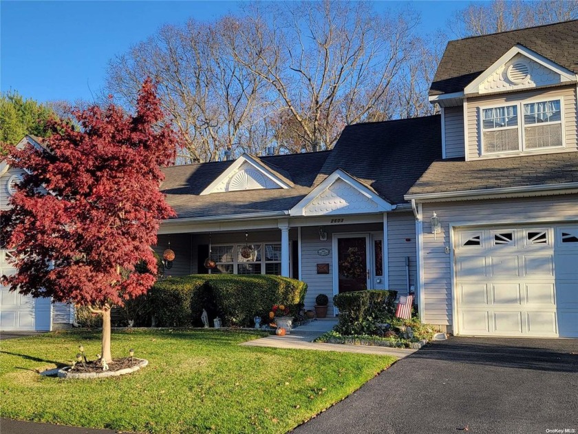 Immaculate 2 bedroom 2 1/2 bath home in Sunken Ponds 55 and - Beach Townhome/Townhouse for sale in Riverhead, New York on Beachhouse.com