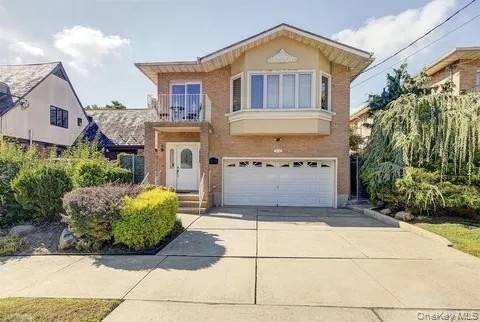 Welcome to this stunning oversized custom built Hi Ranch in - Beach Home for sale in Whitestone, New York on Beachhouse.com