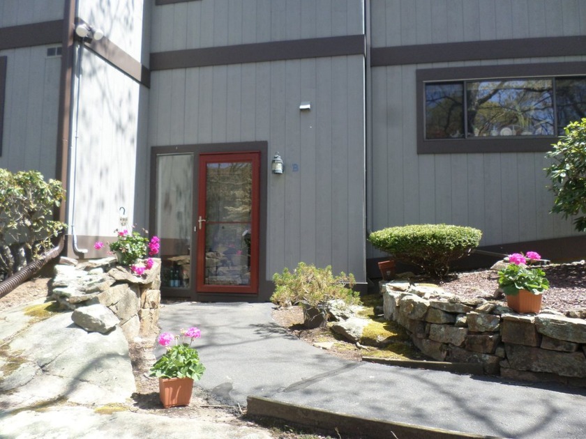 Harbour Village! Location! Location! Well established waterfront - Beach Condo for sale in Branford, Connecticut on Beachhouse.com