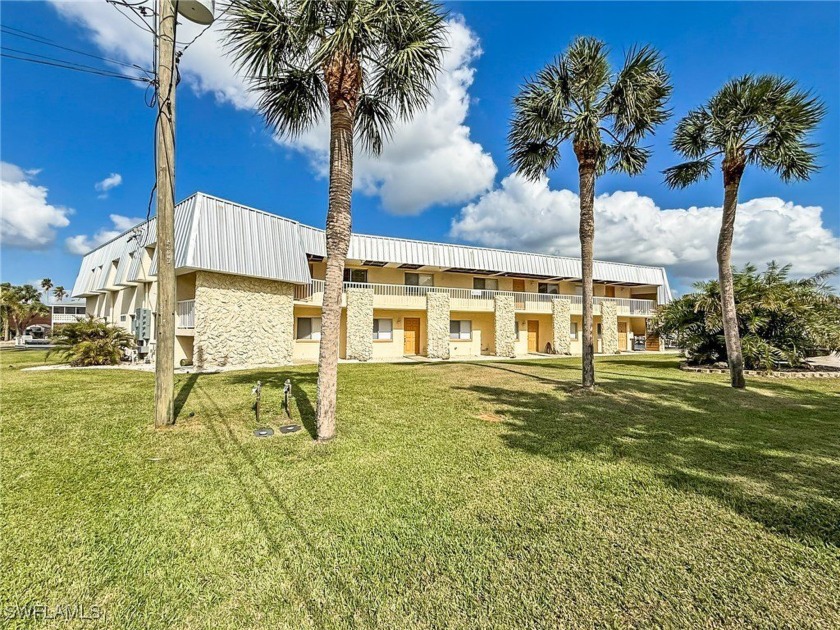 SAILBOAT ACCESS!! END UNIT!! BOAT DOCK!! This completely - Beach Condo for sale in Cape Coral, Florida on Beachhouse.com