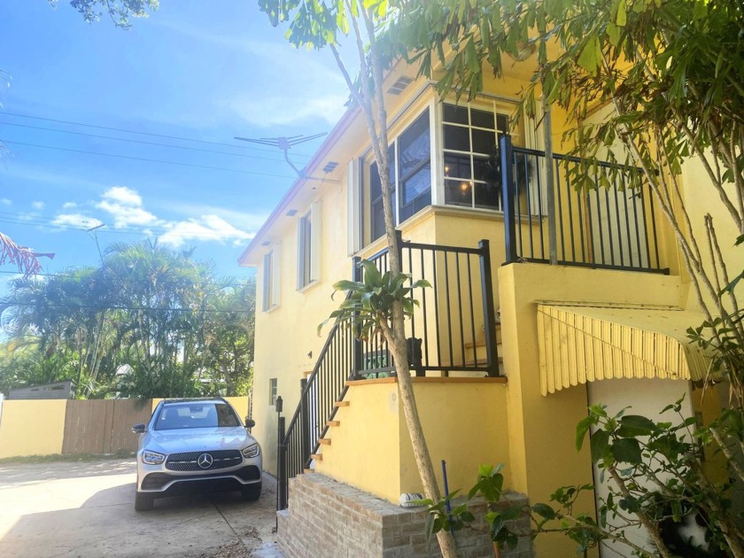 LOCATION! Great Opportunity Zoning: Residential, and Commercial - Beach Townhome/Townhouse for sale in Lake Worth Beach, Florida on Beachhouse.com