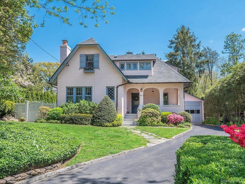 Nestled in the heart of Sea Cliff, equidistant to the beaches - Beach Home for sale in Sea Cliff, New York on Beachhouse.com