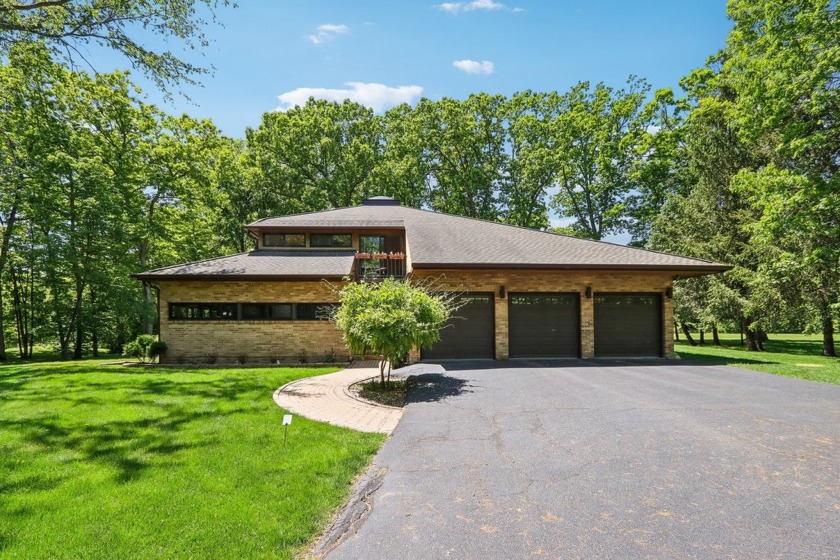 Welcome to your dream home, located in one of the most - Beach Home for sale in Lake Forest, Illinois on Beachhouse.com