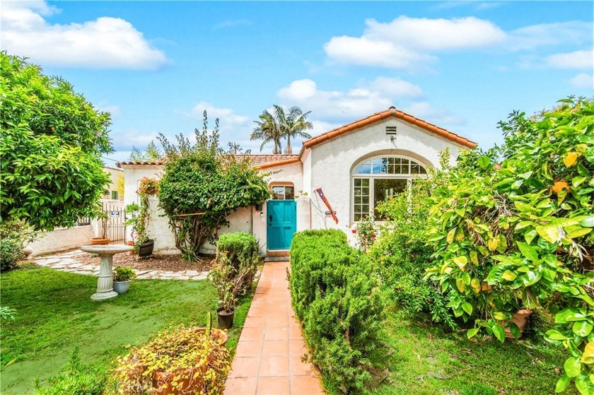 Welcome to 2835 Chestnut Ave, nestled in the charming Wrigley - Beach Home for sale in Long Beach, California on Beachhouse.com