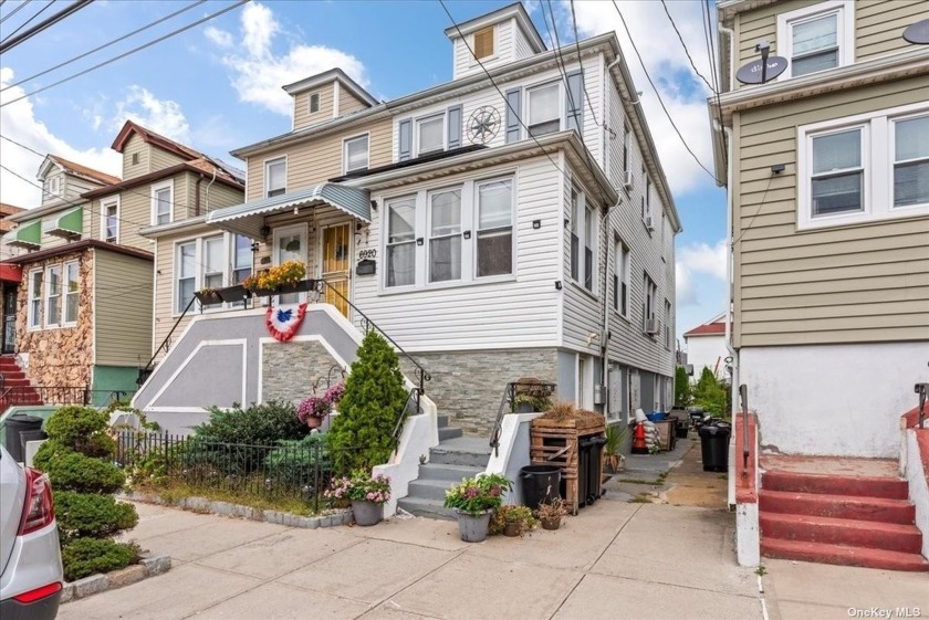 Welcome to this charming home, which combines comfort, style - Beach Home for sale in Arverne, New York on Beachhouse.com