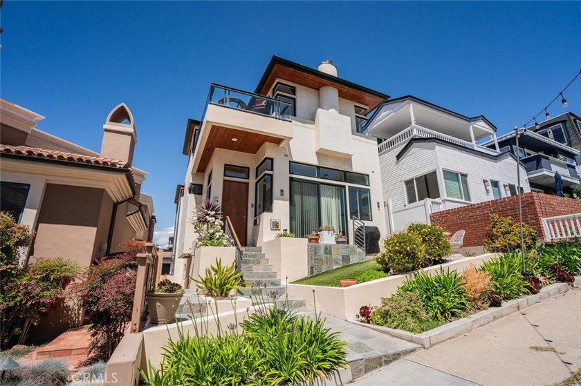 Exceptional south-facing walk street duplex in one of Manhattan - Beach Townhome/Townhouse for sale in Manhattan Beach, California on Beachhouse.com