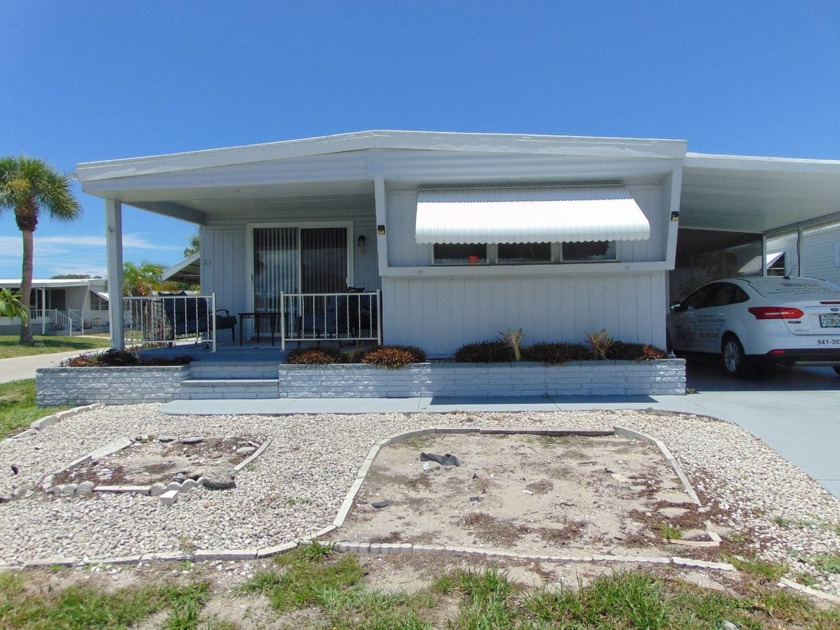 Although this home sits inside a 55+ community there are - Beach Home for sale in Nokomis, Florida on Beachhouse.com