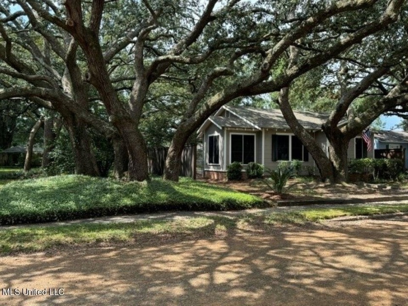 Charming Craftsman Cottage in Historic Broadmoor PlaceNestled in - Beach Home for sale in Gulfport, Mississippi on Beachhouse.com