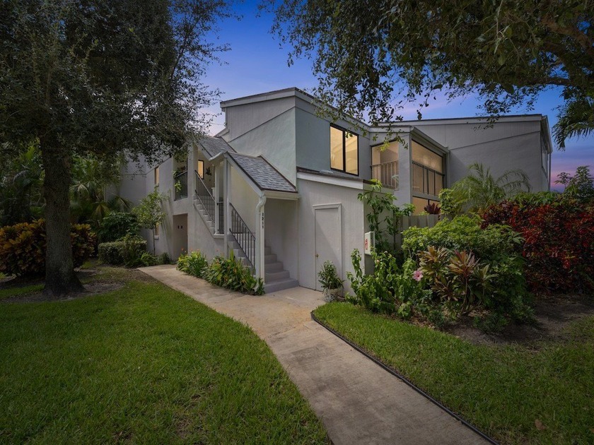 Move-in ready and steps from the ocean! This beautifully updated - Beach Condo for sale in Vero Beach, Florida on Beachhouse.com