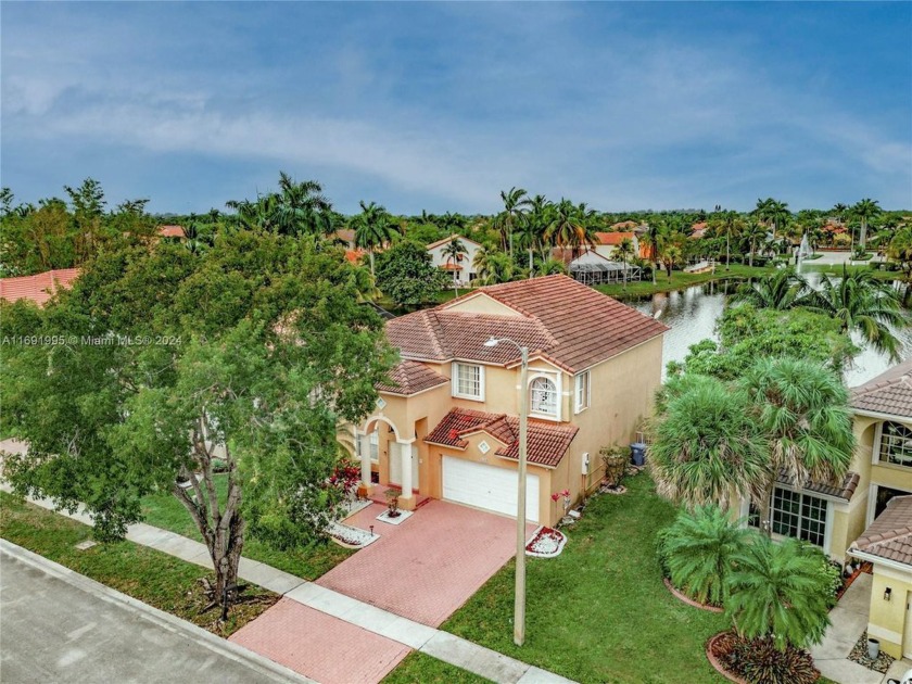 BORGEOUS and spacious pool home with a panoramic lake view. 5 - Beach Home for sale in Pembroke Pines, Florida on Beachhouse.com