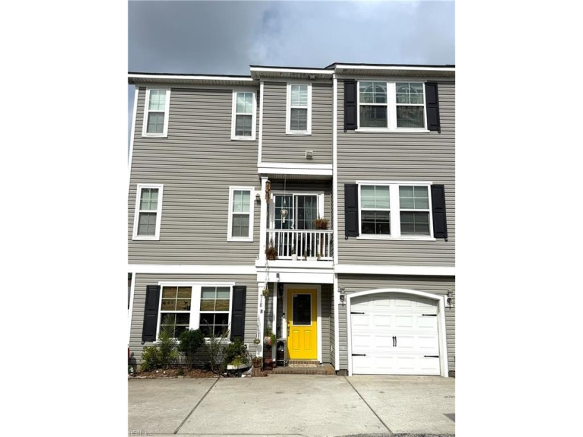 Shadowlawn living includes nearby boardwalk, resort area, trails - Beach Condo for sale in Virginia Beach, Virginia on Beachhouse.com