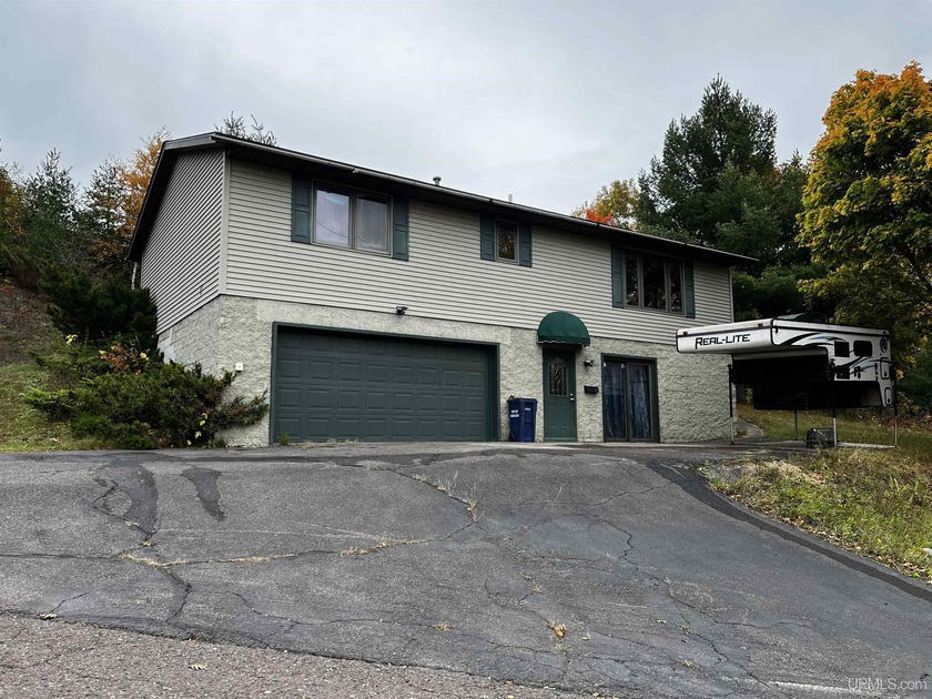 2 BR, 3 BA well maintained home with attached 2 car garage in - Beach Home for sale in Hancock, Michigan on Beachhouse.com