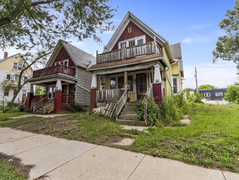 This 2/2 duplex located in Harambee is the perfect home or - Beach Home for sale in Milwaukee, Wisconsin on Beachhouse.com