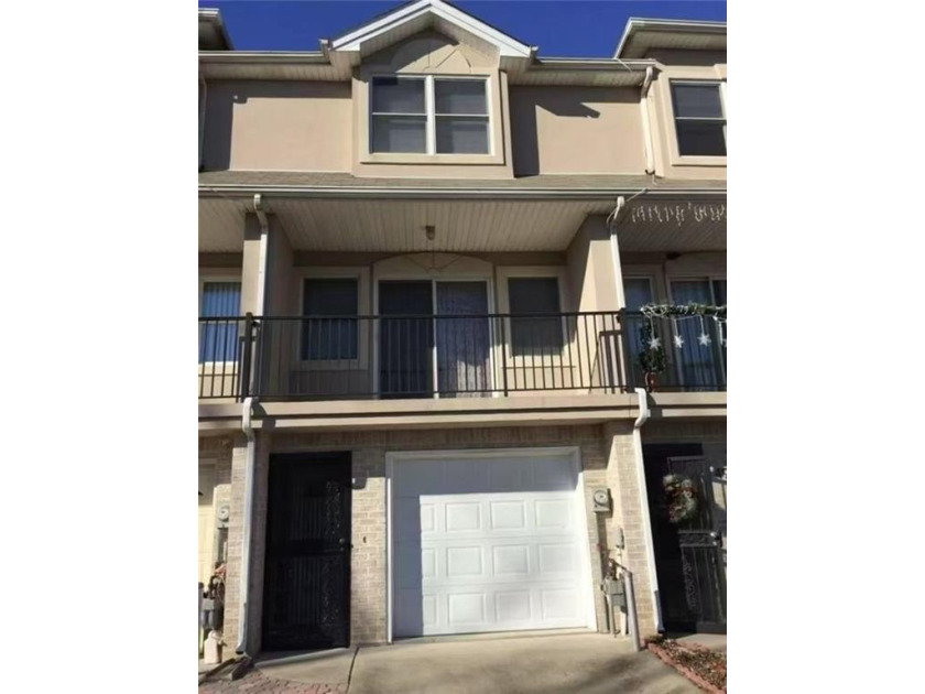 Don't miss this South Beach home close to the Brooklyn Bridge, a - Beach Home for sale in Staten  Island, New York on Beachhouse.com