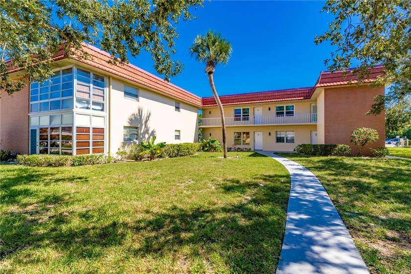 Nicely maintained 1st floor *A* plan, 2/2 condo. Being offered - Beach Condo for sale in Vero Beach, Florida on Beachhouse.com