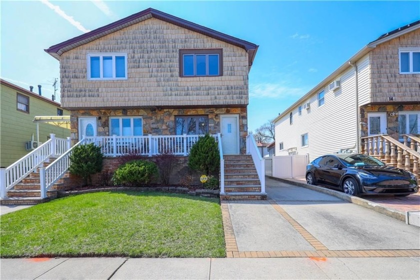 Location is everything, and this charming single-family home - Beach Home for sale in Staten  Island, New York on Beachhouse.com