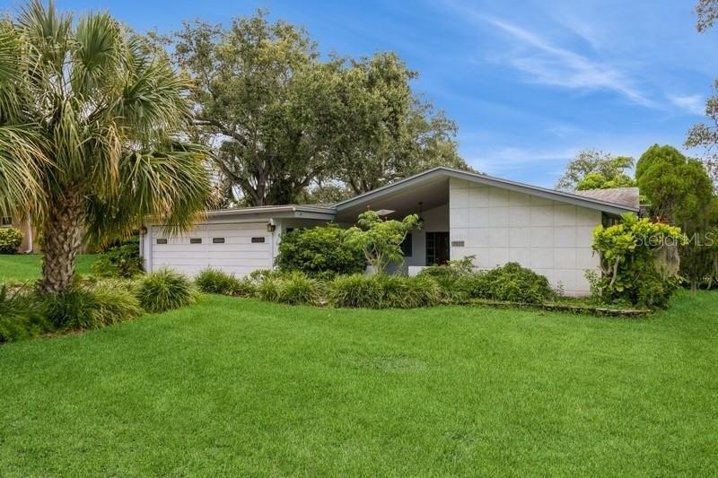 Tucked inside a charming Cul de sac, this 3 bedroom, 2 bath plus - Beach Home for sale in Dunedin, Florida on Beachhouse.com
