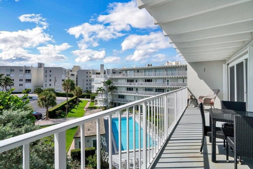 This beautiful 2 bedroom, 1.5 bathroom unit is perfectly located - Beach Condo for sale in South Palm Beach, Florida on Beachhouse.com