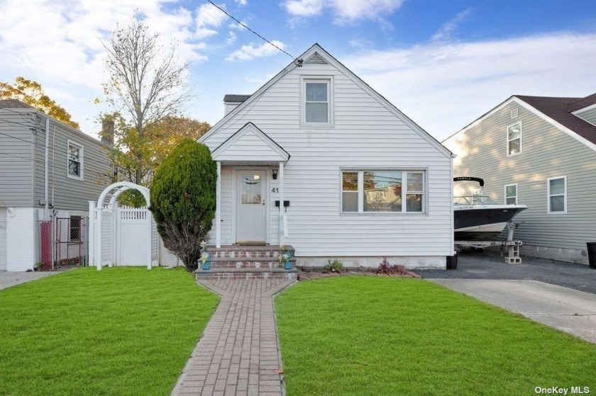 Welcome to your charming Cape home in the desirable Amity Harbor - Beach Home for sale in Amity Harbor, New York on Beachhouse.com