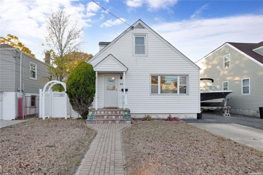 Welcome to your charming Cape home in the desirable Amity Harbor - Beach Home for sale in Amity Harbor, New York on Beachhouse.com