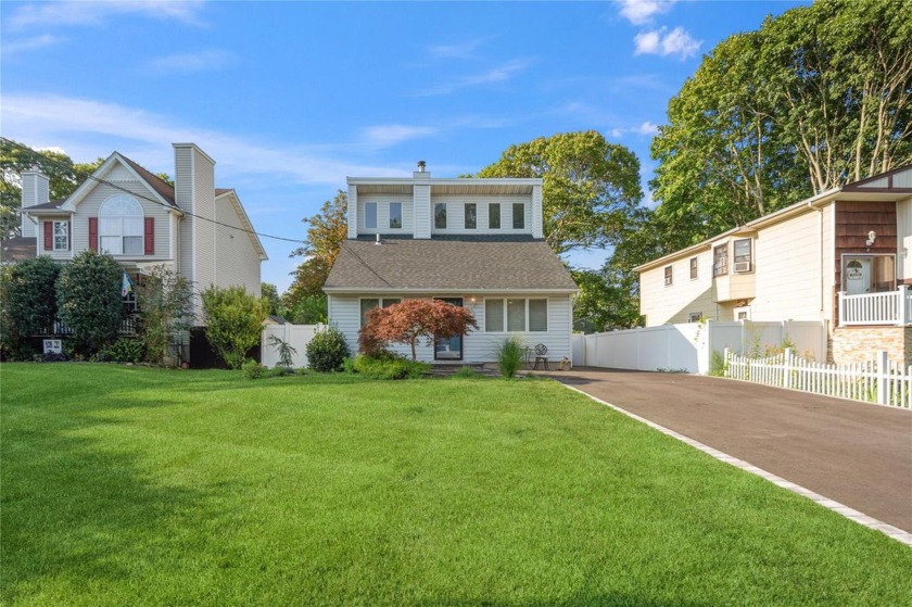 This newly and tastefully updated contemporary-style home is the - Beach Home for sale in Shirley, New York on Beachhouse.com