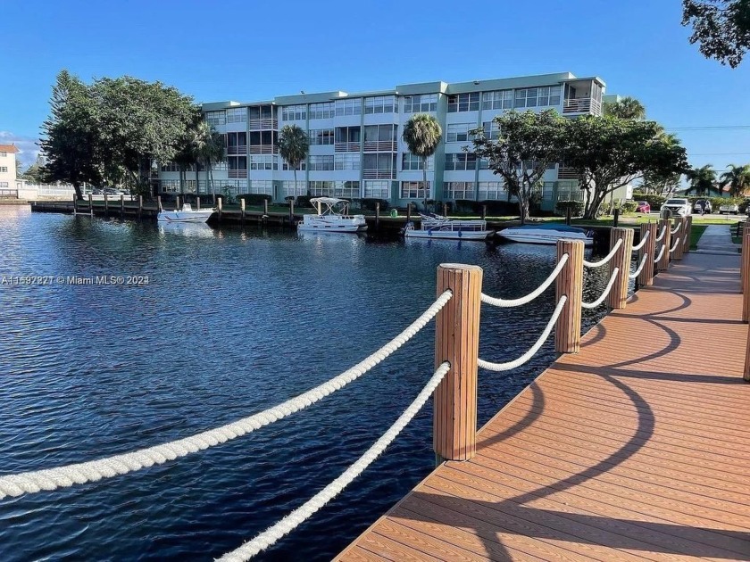 COMMUNITY FEATURES 2 POOLS (ONE HEATED), GYM, SAUNA, TENNIS - Beach Condo for sale in Hollywood, Florida on Beachhouse.com