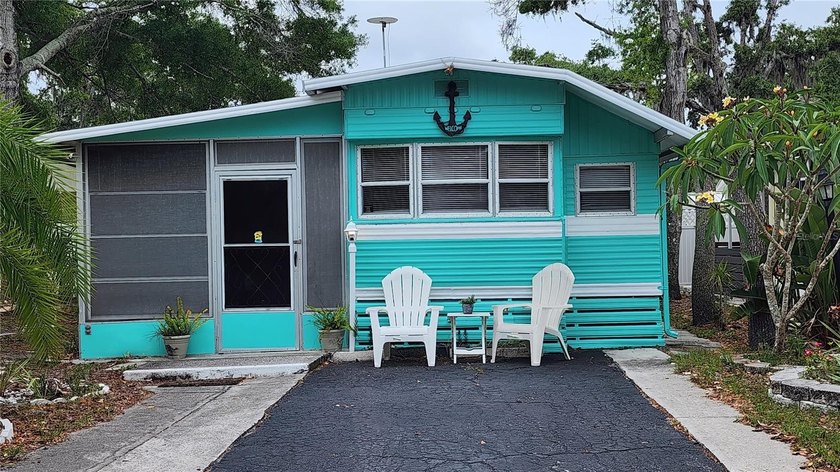 CHARMING FLORIDA GETAWAY PROPERTY! This furnished property is - Beach Home for sale in Bradenton, Florida on Beachhouse.com