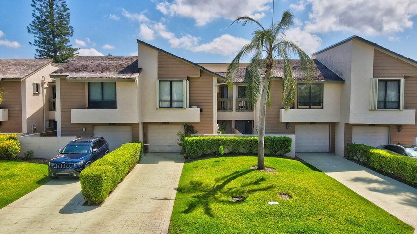 Welcome to this stunning townhouse in the desirable community of - Beach Townhome/Townhouse for sale in Boca Raton, Florida on Beachhouse.com