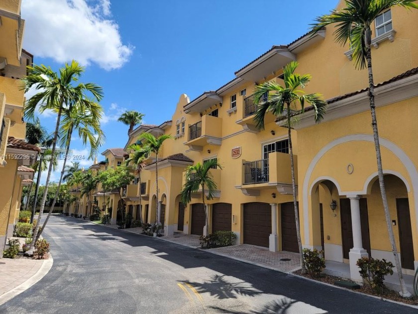 Fantastic tri-level townhome located in a centrally located - Beach Townhome/Townhouse for sale in Fort Lauderdale, Florida on Beachhouse.com