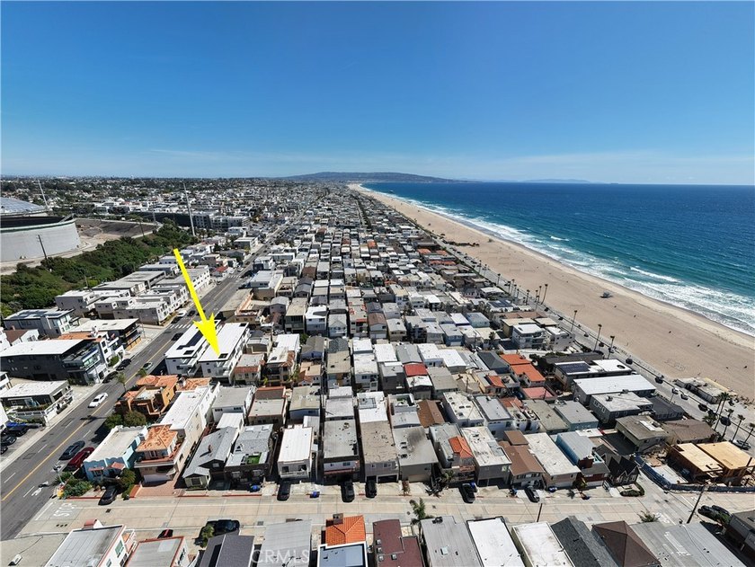 The second of Ocean's 4. Positioned just moments from the sand - Beach Townhome/Townhouse for sale in Manhattan Beach, California on Beachhouse.com