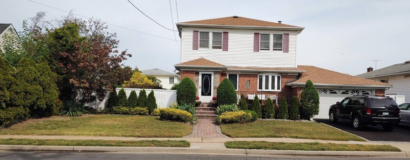 Beautifully Maintained Colonial, 3 Bdrs, 4 Baths, Inground - Beach Condo for sale in Oceanside, New York on Beachhouse.com