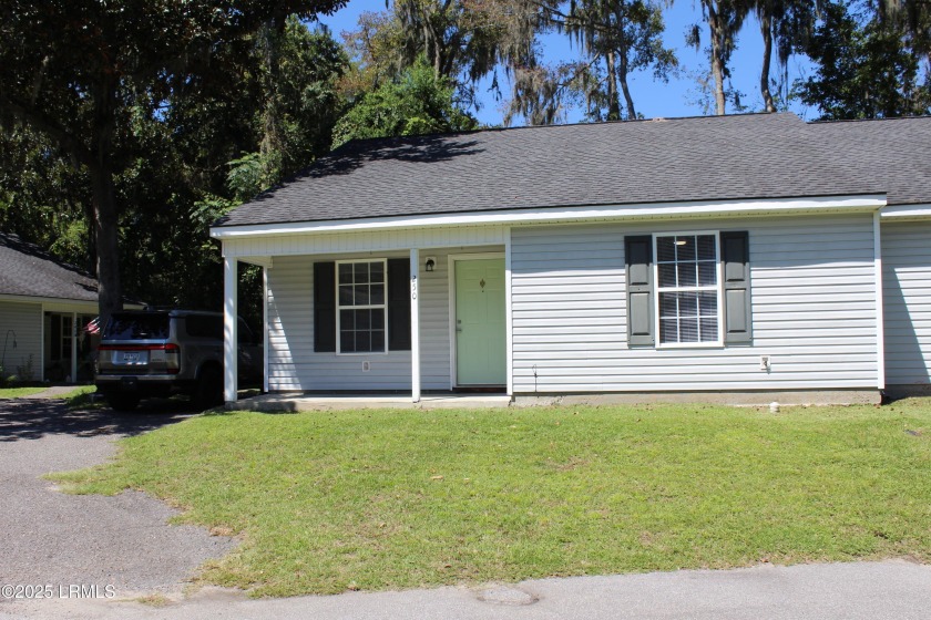 LOCATION!!! Nicely updated 2 Bedroom/2 Bathroom duplex unit (one - Beach Townhome/Townhouse for sale in Beaufort, South Carolina on Beachhouse.com