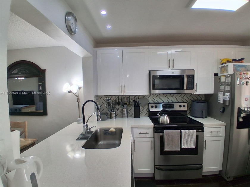 MUST SEE! Beautiful completely remodeled penthouse 2/2 condo in - Beach Condo for sale in Sunrise, Florida on Beachhouse.com
