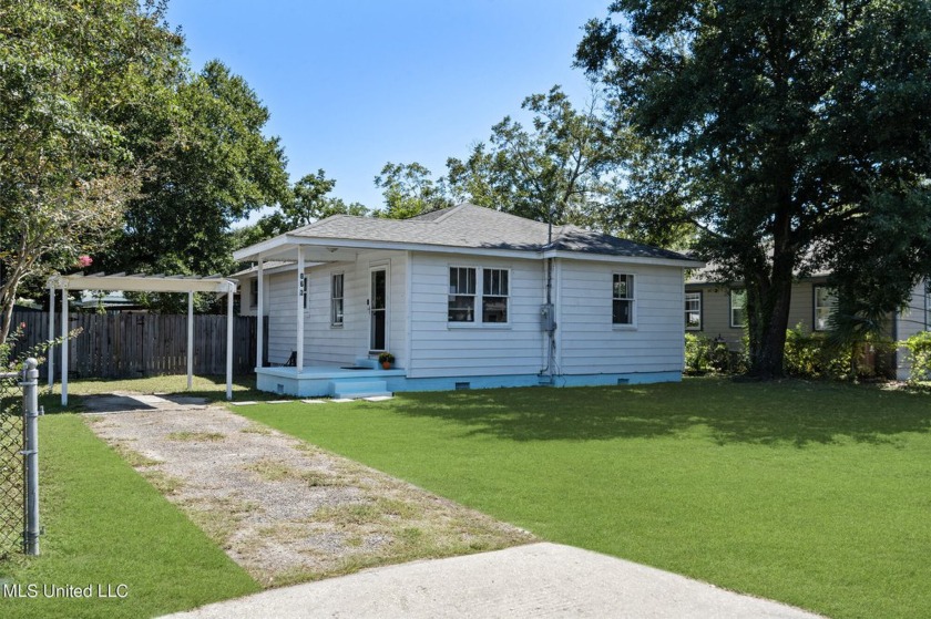 This cute cottage, just minutes from the Biloxi beach front, is - Beach Home for sale in Biloxi, Mississippi on Beachhouse.com