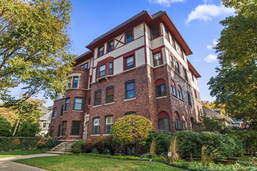 Wonderful top-floor in a vintage quintessentially Evanston condo - Beach Home for sale in Evanston, Illinois on Beachhouse.com