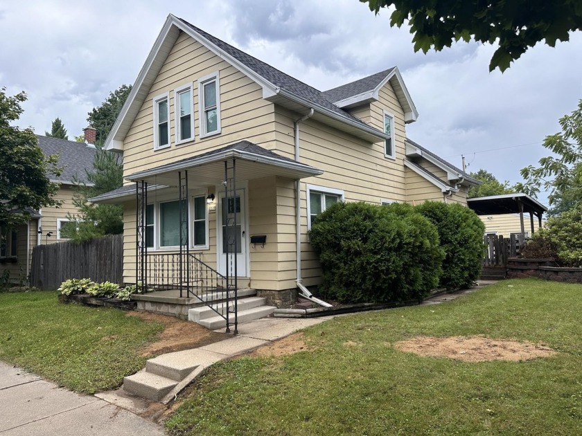 This home is a perfect home to start w/ 3 BDRs 1.5 BA & a 2.5 - Beach Home for sale in Sheboygan, Wisconsin on Beachhouse.com