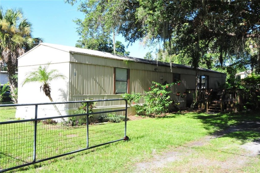 Extra large lot 20 minutes from downtown Tampa!   This single - Beach Home for sale in Gibsonton, Florida on Beachhouse.com
