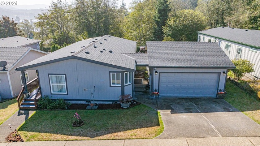 Located in the desirable Sun Ridge by the Lake Community, this - Beach Home for sale in Lincoln City, Oregon on Beachhouse.com