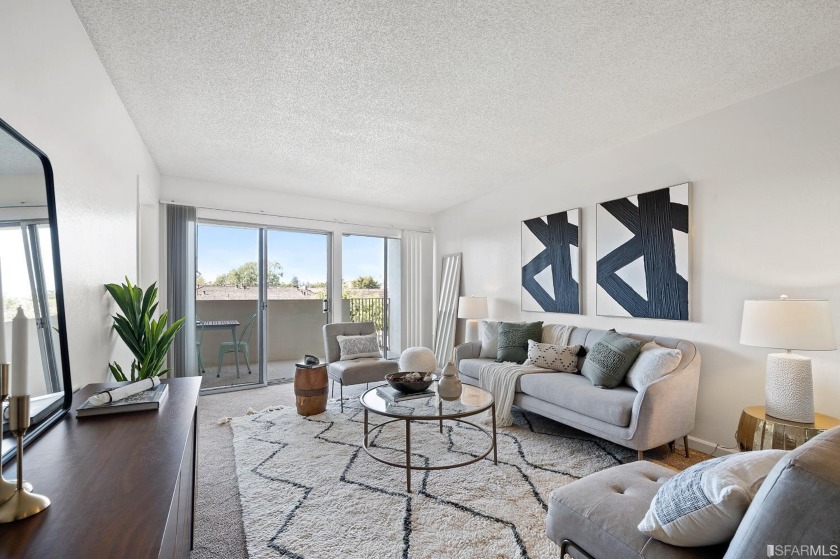 Light and Bright with a spacious, easy-living floor plan, this - Beach Condo for sale in Alameda, California on Beachhouse.com