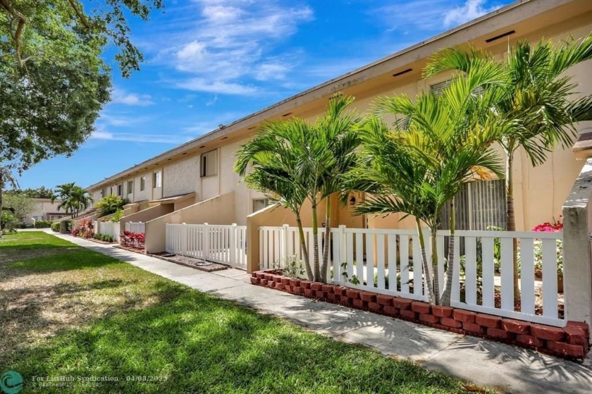A SPECTACULAR 3/2.5 TOWNHOME FOR SALE AT ORIOLE. UPDATED KITCHEN - Beach Townhome/Townhouse for sale in Margate, Florida on Beachhouse.com