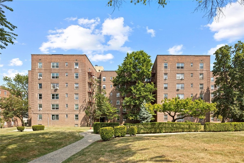 This newly renovated studio offers multiple spacious storage - Beach Home for sale in Flushing, New York on Beachhouse.com