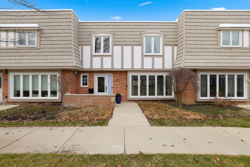 One of only 67 homes in the community with a wood-burning - Beach Townhome/Townhouse for sale in Highland Park, Illinois on Beachhouse.com