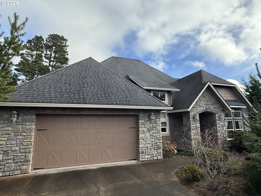 Beautiful custom 3 bedroom, 3 bathroom home with 1704sqft - Beach Home for sale in Florence, Oregon on Beachhouse.com